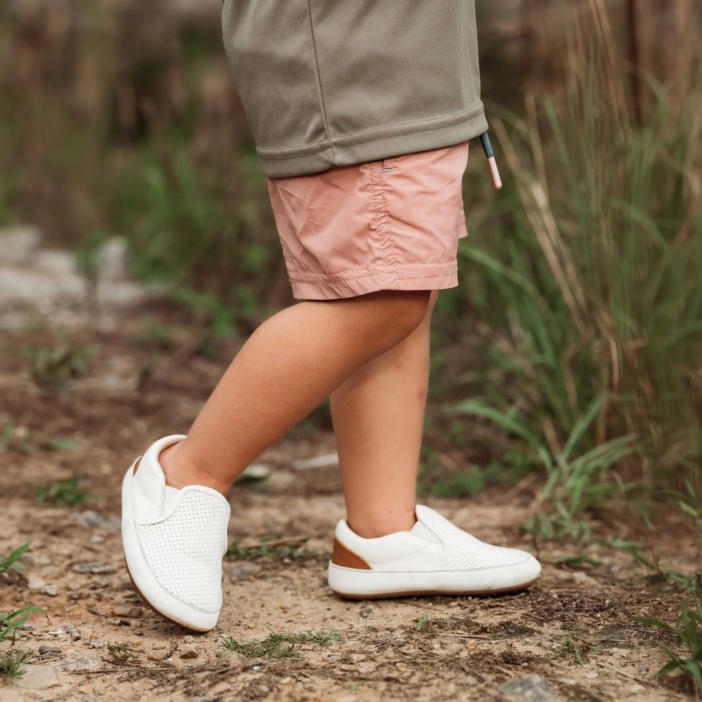 Little Love Bug | Quinns in white with barefoot sole | sz 5